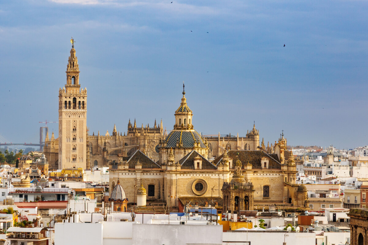 Vista de la Catedral de Sevilla y la Giralda sobre los tejados del centro histórico