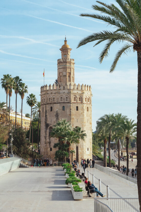 Torre del Oro y paseo peatonal junto al Guadalquivir, en el entorno del Paseo de Colón de Sevilla