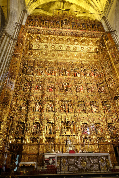 Vista completa del retablo mayor de la Catedral de Sevilla, de madera dorada y policromada