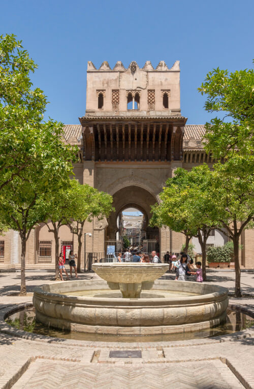 Fuente del Patio de los Naranjos con la Puerta del Perdón al fondo, en la Catedral de Sevilla