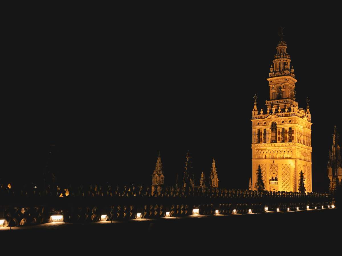 La Giralda iluminada de noche vista desde las cubiertas de la Catedral de Sevilla