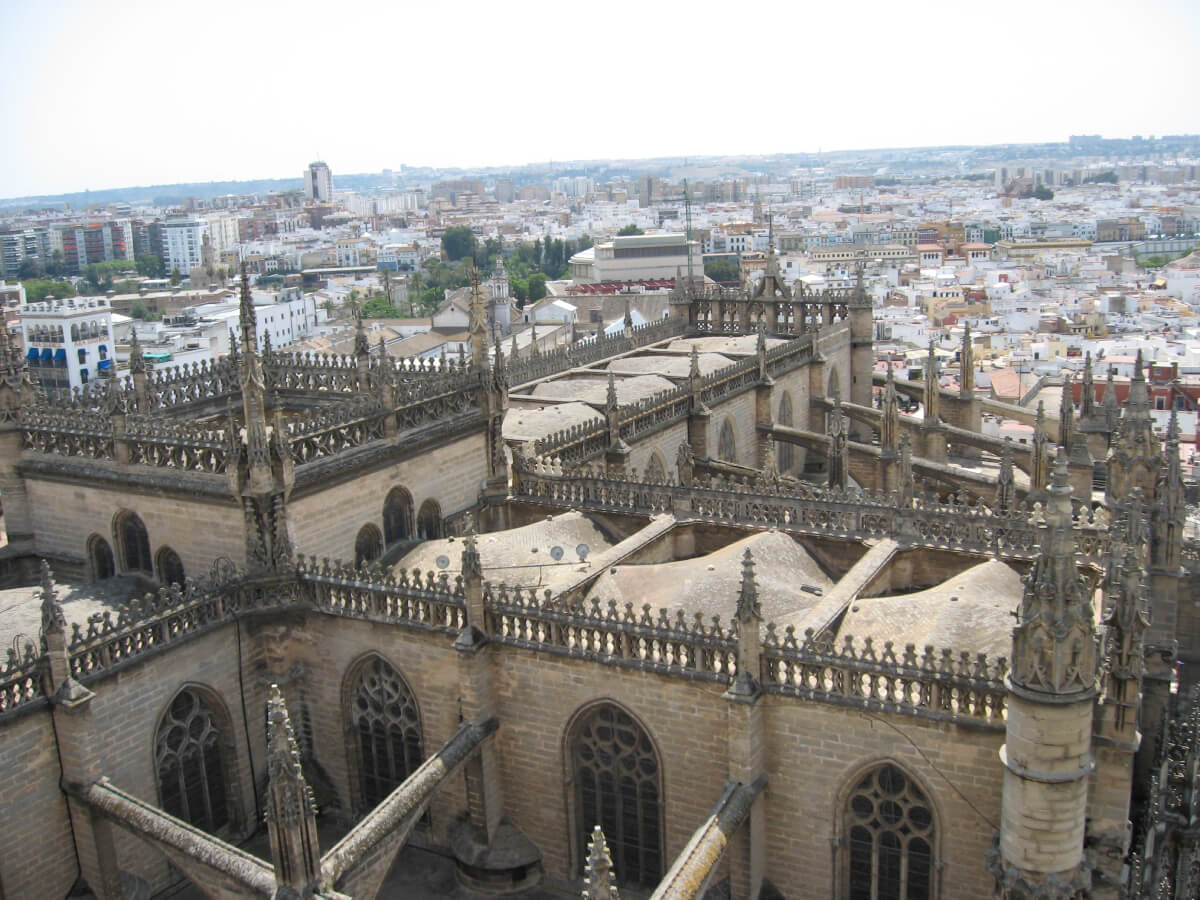 Azoteas escalonadas de la Catedral de Sevilla con las bóvedas, arbotantes y pináculos vistos desde la Giralda