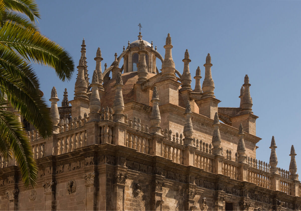 Pináculos y balaustradas que rematan los muros de la Catedral de Sevilla