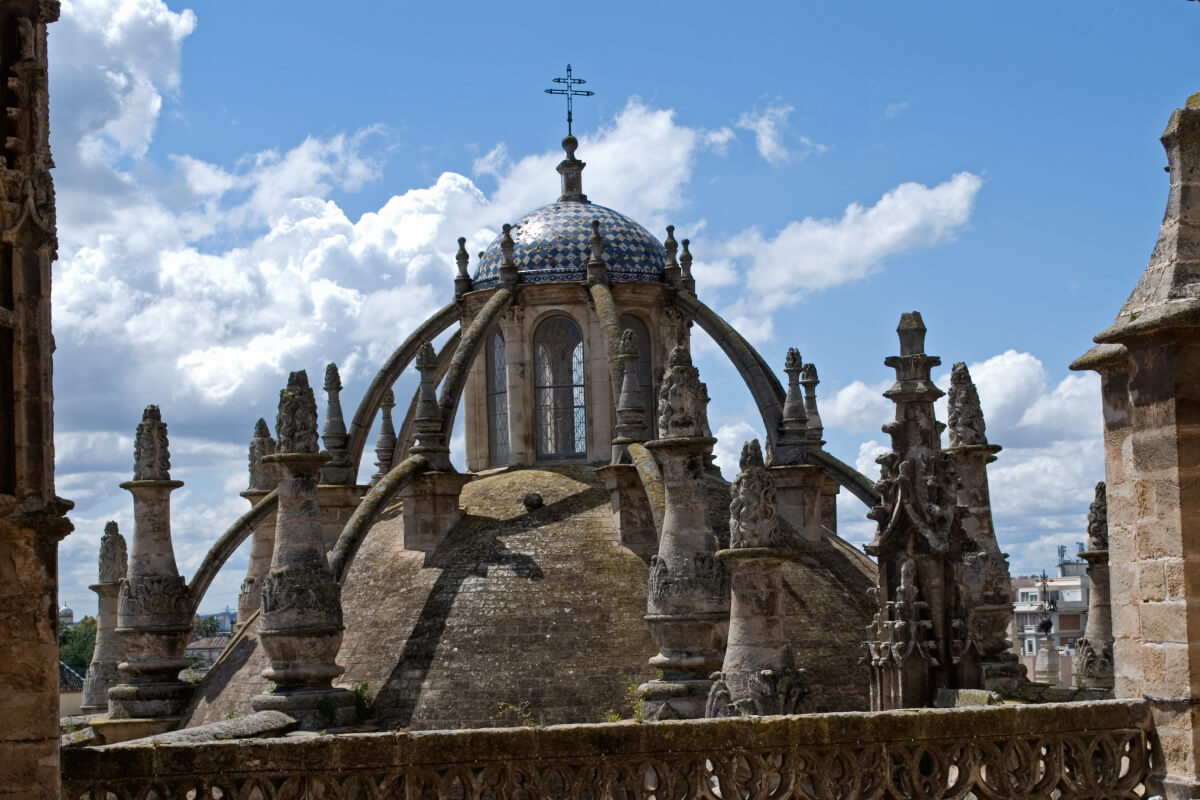 Arbotantes y pináculos junto a la cúpula de la Sacristía Mayor, en las cubiertas de la Catedral de Sevilla