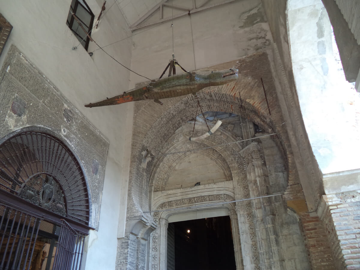 Cocodrilo de madera colgado del techo de la Nave del Lagarto, en la Catedral de Sevilla